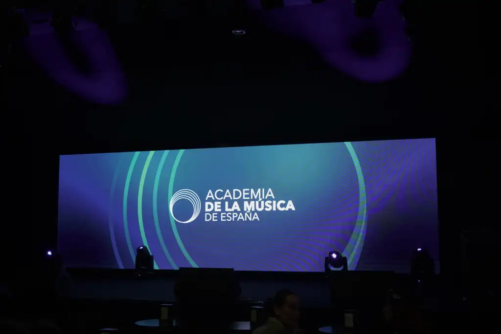 En un acto celebrado en la sala Galileo Galilei de Madrid, se revelaron los artistas y obras nominados en 43 categorías, seleccionados entre más de 4.900 propuestas recibidas. Valeria Castro encabeza la lista con siete nominaciones, incluyendo Canción del Año y Compositora del Año. Le siguen Amaia, Dani Fernández y La Plazuela con cinco nominaciones cada uno, mientras que Nathy Peluso, Rozalén y Zahara cuentan con cuatro candidaturas. La categoría de Artista del Año presenta a Amaia, Carolina Durante, Dani Fernández, Rozalén y Zahara como finalistas. El proceso de votación para los miembros de la Academia dará comienzo el lunes 7 de abril y permanecerá abierto hasta el 27 del mismo mes. La gala de entrega de premios se llevará a cabo en la primera semana de junio en Madrid.